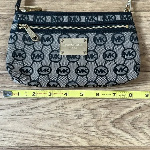 Michael kors wristlet - Picture 2 of 9